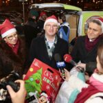 Kielce. 07.12.2019. Parlamentarzyści włączyli się w akcję Szlachetna Paczka. Na zdjęciu (od lewej): Marianna Noworycka - Gniatkowska - radna, Piotr Wawrzyk - wiceminister spraw zagranicznych, Krzysztof Słoń - senator / Wiktor Taszłow / Radio Kielce