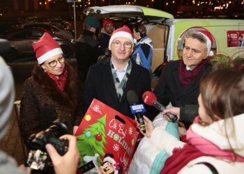 Kielce. 07.12.2019. Parlamentarzyści włączyli się w akcję Szlachetna Paczka. Na zdjęciu (od lewej): Marianna Noworycka - Gniatkowska - radna, Piotr Wawrzyk - wiceminister spraw zagranicznych, Krzysztof Słoń - senator / Wiktor Taszłow / Radio Kielce