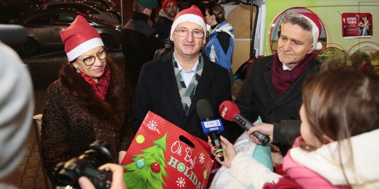 Kielce. 07.12.2019. Parlamentarzyści włączyli się w akcję Szlachetna Paczka. Na zdjęciu (od lewej): Marianna Noworycka - Gniatkowska - radna, Piotr Wawrzyk - wiceminister spraw zagranicznych, Krzysztof Słoń - senator / Wiktor Taszłow / Radio Kielce