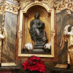 Kielce. Klasztor ojców Pallotynów. Wykonany z jednolitej bryły ołowiu posąg św. Barbary / Wiktor Taszłow / Radio Kielce