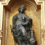 Kielce. Klasztor ojców Pallotynów. Wykonany z jednolitej bryły ołowiu posąg św. Barbary / Wiktor Taszłow / Radio Kielce