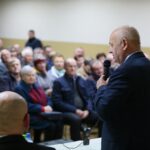 08.12.2019. Brzeziny. Spotkanie mieszkańców z władzami samorządowymi dotyczące budowy obwodnicy Brzezin i Radkowic. Przemawia Marian Buras - burmistrz Morawicy / Wiktor Taszlow / Radio Kielce