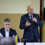 08.12.2019. Brzeziny. Spotkanie mieszkańców z władzami samorządowymi dotyczące budowy obwodnicy Brzezin i Radkowic. Na zdjęciu Krzysztof Słoń - senator, Marian Buras - burmistrz Morawicy / Wiktor Taszlow / Radio Kielce