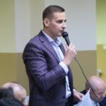 08.12.2019. Brzeziny. Spotkanie mieszkańców z władzami samorządowymi dotyczące budowy obwodnicy Brzezin i Radkowic. Na zdjęciu Damian Woźniak - radny Rady Miejskiej w Morawicy / Wiktor Taszlow / Radio Kielce