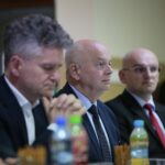 08.12.2019. Brzeziny. Spotkanie mieszkańców z władzami samorządowymi dotyczące budowy obwodnicy Brzezin i Radkowic. Na zdjęciu Krzysztof Słoń - senator, Marian Buras - burmistrz Morawicy, Sylwester Kasprzyk - radny powiatu kieleckiego / Wiktor Taszlow / Radio Kielce