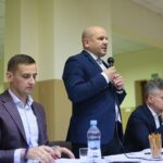 08.12.2019. Brzeziny. Spotkanie mieszkańców z władzami samorządowymi dotyczące budowy obwodnicy Brzezin i Radkowic. Na zdjęciu od lewej: Damian Woźniak - radny Rady Miejskiej w Morawicy, Mariusz Gosek - członek Zarządu Województwa Świętokrzyskiego, Krzysztof Słoń - senator, Marian Buras - burmistrz Morawicy, Sylwester Kasprzyk - radny powiatu kieleckiego / Wiktor Taszlow / Radio Kielce