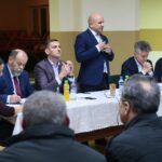 08.12.2019. Brzeziny. Spotkanie mieszkańców z władzami samorządowymi dotyczące budowy obwodnicy Brzezin i Radkowic. Na zdjęciu (od lewej): Na zdjęciu od lewej: Ilona Wojcieszyńska - Urząd Miasta i Gminy Morawica, Ryszard Znój - sołtys Brzezin, Damian Woźniak - radny Rady Miejskiej w Morawicy, Mariusz Gosek - członek Zarządu Województwa Świętokrzyskiego, Krzysztof Słoń - senator, Marian Buras - burmistrz Morawicy, Sylwester Kasprzyk - radny powiatu kieleckiego / Wiktor Taszlow / Radio Kielce