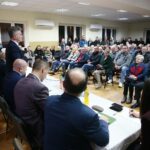 08.12.2019. Brzeziny. Spotkanie mieszkańców z władzami samorządowymi dotyczące budowy obwodnicy Brzezin i Radkowic. Przemawia senator Krzysztof Słoń / Wiktor Taszlow / Radio Kielce