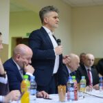 08.12.2019. Brzeziny. Spotkanie mieszkańców z władzami samorządowymi dotyczące budowy obwodnicy Brzezin i Radkowic. Na zdjęciu od lewej: Na zdjęciu od lewej: Damian Woźniak - radny Rady Miejskiej w Morawicy, Mariusz Gosek - członek Zarządu Województwa Świętokrzyskiego, Krzysztof Słoń - senator, Marian Buras - burmistrz Morawicy, Sylwester Kasprzyk - radny powiatu kieleckiego / Wiktor Taszlow / Radio Kielce