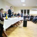 08.12.2019. Brzeziny. Spotkanie mieszkańców z władzami samorządowymi dotyczące budowy obwodnicy Brzezin i Radkowic. Przemawia Krzysztof Słoń - senator / Wiktor Taszlow / Radio Kielce