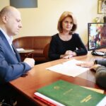 Kielce. 09.12.2019. Podpisanie ostatecznej umowy na zamianę działek pomiędzy NFZ a miastem Kielce. Na zdjęciu (od lewej): Filip Pietrzyk - dyrektor Wydziału Gospodarki Nieruchomościami w kieleckim ratuszu, Małgorzata Kiebzak - dyrektor świętokrzyskiego oddziału NFZ, Violetta Tomala - notariusz / Wiktor Taszłow / Radio Kielce