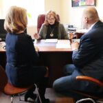 Kielce. 09.12.2019. Podpisanie ostatecznej umowy na zamianę działek pomiędzy NFZ a miastem Kielce. Na zdjęciu (od lewej): Małgorzata Kiebzak - dyrektor świętokrzyskiego oddziału NFZ, Violetta Tomala - notariusz, Filip Pietrzyk - dyrektor Wydziału Gospodarki Nieruchomościami w kieleckim ratuszu / Wiktor Taszłow / Radio Kielce