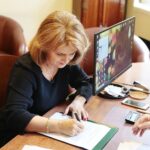 Kielce. 09.12.2019. Podpisanie ostatecznej umowy na zamianę działek pomiędzy NFZ a miastem Kielce. Na zdjęciu: Małgorzata Kiebzak - dyrektor świętokrzyskiego oddziału NFZ / Wiktor Taszłow / Radio Kielce