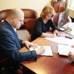 Kielce. 09.12.2019. Podpisanie ostatecznej umowy na zamianę działek pomiędzy NFZ a miastem Kielce. Na zdjęciu (od lewej): Filip Pietrzyk - dyrektor Wydziału Gospodarki Nieruchomościami w kieleckim ratuszu, Małgorzata Kiebzak - dyrektor świętokrzyskiego oddziału NFZ / Wiktor Taszłow / Radio Kielce