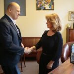 Kielce. 09.12.2019. Podpisanie ostatecznej umowy na zamianę działek pomiędzy NFZ a miastem Kielce. Na zdjęciu (od lewej): Filip Pietrzyk - dyrektor Wydziału Gospodarki Nieruchomościami w kieleckim ratuszu, Małgorzata Kiebzak - dyrektor świętokrzyskiego oddziału NFZ / Wiktor Taszłow / Radio Kielce