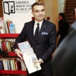 Kielce. 09.12.2019. Punkt do bookcrossingu w kieleckim ratuszu. Na zdjęciu: Marcin Różycki - wiceprezydent Kielc / Wiktor Taszłow / Radio Kielce