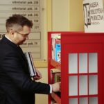 Kielce. 09.12.2019. Punkt do bookcrossingu w kieleckim ratuszu. Na zdjęciu: Marcin Różycki - wiceprezydent Kielc / Wiktor Taszłow / Radio Kielce