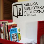 Kielce. 09.12.2019. Punkt do bookcrossingu w kieleckim ratuszu / Wiktor Taszłow / Radio Kielce
