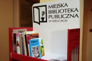 Kielce. 09.12.2019. Punkt do bookcrossingu w kieleckim ratuszu / Wiktor Taszłow / Radio Kielce
