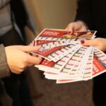 Kielce. 09.12.2019. Punkt do bookcrossingu w kieleckim ratuszu / Wiktor Taszłow / Radio Kielce