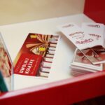 Kielce. 09.12.2019. Punkt do bookcrossingu w kieleckim ratuszu / Wiktor Taszłow / Radio Kielce