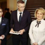 Kielce. 09.12.2019. Punkt do bookcrossingu w kieleckim ratuszu. Na zdjęciu (od lewej): Marcin Różycki - wiceprezydent Kielc, Bogdan Wenta – prezydent miasta Kielce, Anna Żmudzińska - dyrektor Miejskiej Biblioteki Publicznej w Kielcach / Wiktor Taszłow / Radio Kielce