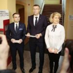 Kielce. 09.12.2019. Punkt do bookcrossingu w kieleckim ratuszu. Na zdjęciu (od lewej): Marcin Różycki - wiceprezydent Kielc, Bogdan Wenta – prezydent miasta Kielce, Anna Żmudzińska - dyrektor Miejskiej Biblioteki Publicznej w Kielcach / Wiktor Taszłow / Radio Kielce