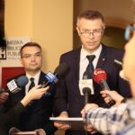 Kielce. 09.12.2019. Punkt do bookcrossingu w kieleckim ratuszu. Na zdjęciu (od lewej): Marcin Różycki - wiceprezydent Kielc, Bogdan Wenta – prezydent miasta Kielce / Wiktor Taszłow / Radio Kielce