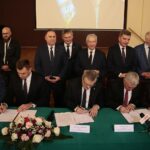 11.12.2019 Sandomierz. Podpisanie umowy na współfinansowanie przez Ministerstwo Kultury i Dziedzictwa Narodowego  Muzeum Okręgowego w Sandomierzu. Podpisują od lewej: Marcin Piwnik - starosta sandomierski, Marcin Marzec - burmistrz Sandomierza, Piotr Gliński - wicepremier, Andrzej Bętkowski - marszałek i Renata Janik - wicemarszałek. Stoją od lewej:  Dominik Płaza - dyrektor Muzeum Okręgowego w Sandomierzu, Marek Kwitek - poseł, Zbigniew Koniusz - wojewoda, Krzysztof Lipiec - poseł, Andrzej Pruś - przewodniczący sejmiku, Tomasz Huk – przewodniczący rady powiatu w Sandomierzu i Magdalena Kusztal - dyrektor Departamentu Kultury i Dziedzictwa Narodowego w urzędzie marszałkowskim w Kielcach / Wiktor Taszlow / Radio Kielce