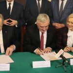 11.12.2019 Sandomierz. Podpisanie umowy na współfinansowanie przez Ministerstwo Kultury i Dziedzictwa Narodowego  Muzeum Okręgowego w Sandomierzu. Podpisują od lewej: Piotr Gliński - wicepremier, Andrzej Bętkowski - marszałek i Renata Janik - wicemarszałek / Wiktor Taszlow / Radio Kielce