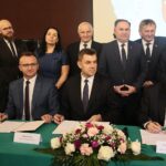 11.12.2019 Sandomierz. Podpisanie umowy na współfinansowanie przez Ministerstwo Kultury i Dziedzictwa Narodowego  Muzeum Okręgowego w Sandomierzu. Podpisują od lewej: Wojciech Dzieciuch - wicestarosta powiatu sandomierskiego, Marcin Piwnik - starosta sandomierski, Marcin Marzec - burmistrz Sandomierza, Piotr Gliński - wicepremier. Stoją od lewej:  Dominik Płaza - dyrektor Muzeum Okręgowego w Sandomierzu, Magdalena Kusztal - dyrektor Departamentu Kultury i Dziedzictwa Narodowego w urzędzie marszałkowskim w Kielcach. Marek Jońca - członek zarządu województwa, Marek Kwitek - poseł, Zbigniew Koniusz - wojewoda, Krzysztof Lipiec - poseł / Wiktor Taszlow / Radio Kielce