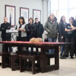 Kielce. 12.12.2019. Wernisaż prac powstałych we współpracy z hiszpańskimi artystami w kieleckim Plastyku. Przemawia Maria Kowalczyk – dyrektor Zespołu Państwowych Szkół Plastycznych im. Józefa Szermentowskiego w Kielcach / Wiktor Taszłow / Radio Kielce