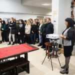 Kielce. 12.12.2019. Wernisaż prac powstałych we współpracy z hiszpańskimi artystami w kieleckim Plastyku. Przemawia Maria Kowalczyk – dyrektor Zespołu Państwowych Szkół Plastycznych im. Józefa Szermentowskiego w Kielcach / Wiktor Taszłow / Radio Kielce
