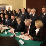 11.12.2019 Sandomierz. Podpisanie umowy na współfinansowanie przez Ministerstwo Kultury i Dziedzictwa Narodowego Muzeum Okręgowego w Sandomierzu. Podpisują od lewej: Wojciech Dzieciuch - wicestarosta powiatu sandomierskiego, Marcin Piwnik - starosta sandomierski, Marcin Marzec - burmistrz Sandomierza, Piotr Gliński - wicepremier, Andrzej Bętkowski - marszałek i Renata Janik - wicemarszałek Stoją od lewej: Dominik Płaza - dyrektor Muzeum Okręgowego w Sandomierzu, Magdalena Kusztal - dyrektor Departamentu Kultury i Dziedzictwa Narodowego w urzędzie marszałkowskim w Kielcach. Marek Jońca - członek zarządu województwa, Marek Kwitek - poseł, Zbigniew Koniusz - wojewoda, Krzysztof Lipiec - poseł, Andrzej Pruś - przewodniczący sejmiku i Tomasz Huk – przewodniczący rady powiatu w Sandomierzu / Wiktor Taszlow / Radio Kielce