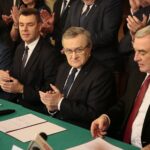 11.12.2019 Sandomierz. Podpisanie umowy na współfinansowanie przez Ministerstwo Kultury i Dziedzictwa Narodowego  Muzeum Okręgowego w Sandomierzu. Podpisują od lewej: Marcin Piwnik - starosta sandomierski, Marcin Marzec - burmistrz Sandomierza, Piotr Gliński - wicepremier, Andrzej Bętkowski - marszałek i Renata Janik - wicemarszałek / Wiktor Taszlow / Radio Kielce