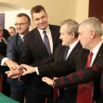 11.12.2019 Sandomierz. Podpisanie umowy na współfinansowanie przez Ministerstwo Kultury i Dziedzictwa Narodowego  Muzeum Okręgowego w Sandomierzu. Od lewej: Wojciech Dzieciuch - wicestarosta powiatu sandomierskiego, Marcin Piwnik - starosta sandomierski, Marcin Marzec - burmistrz Sandomierza, Piotr Gliński - wicepremier, Andrzej Bętkowski - marszałek i Renata Janik - wicemarszałek / Wiktor Taszlow / Radio Kielce