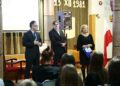 Kielce. 12.12.2019. Spotkanie z Krzysztofem Kasprzykiem współzałożycielem i działaczem Niezależnego Zrzeszenia Studentów w Wyższej Szkole Pedagogicznej w Kielcach. Na zdjęciu (od lewej): Marek Jończyk - kielecka delegatura Instytutu Pamięci Narodowej, Krzysztof Kasprzyk, Katarzyna Cedro - dyrektor VI Liceum Ogólnokształcącego imienia Juliusza Słowackiego w Kielcach / Wiktor Taszłow / Radio Kielce