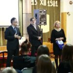 Kielce. 12.12.2019. Spotkanie z Krzysztofem Kasprzykiem współzałożycielem i działaczem Niezależnego Zrzeszenia Studentów w Wyższej Szkole Pedagogicznej w Kielcach. Na zdjęciu (od lewej): Marek Jończyk - kielecka delegatura Instytutu Pamięci Narodowej, Krzysztof Kasprzyk, Katarzyna Cedro - dyrektor VI Liceum Ogólnokształcącego imienia Juliusza Słowackiego w Kielcach / Wiktor Taszłow / Radio Kielce