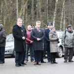 Kielce. 13.12.2019. Złożenie kwiatów pod tablicą poświęconą pamięci w czasie stanu wojennego przy Areszcie Śledczym na kieleckich Piaskach. Na zdjęciu ( w środku): Zbigniew Koniusz - wojewoda świętokrzyski, Krzysztof Słoń - senator / Wiktor Taszłow / Radio Kielce