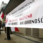 Kielce. 13.12.2019. Złożenie kwiatów pod tablicą poświęconą pamięci w czasie stanu wojennego przy Areszcie Śledczym na kieleckich Piaskach / Wiktor Taszłow / Radio Kielce