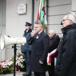 Kielce. 13.12.2019. Złożenie kwiatów pod tablicą poświęconą pamięci w czasie stanu wojennego przy Areszcie Śledczym na kieleckich Piaskach. Przemawia Krzysztof Słoń - senator / Wiktor Taszłow / Radio Kielce