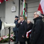 13.12.2019. Kielce. Złożenie kwiatów pod tablicą poświęconą pamięci w czasie stanu wojennego przy Areszcie Śledczym na kieleckich Piaskach. Przemawia: senator Krzysztof Słoń / Wiktor Taszlow / Radio Kielce