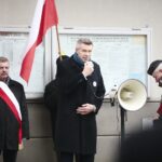 Kielce. 13.12.2019. Złożenie kwiatów pod tablicą poświęconą pamięci w czasie stanu wojennego przy Areszcie Śledczym na kieleckich Piaskach. Przemawia Bogdan Wenta – prezydent miasta Kielce / Wiktor Taszłow / Radio Kielce