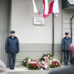 Kielce. 13.12.2019. Złożenie kwiatów pod tablicą poświęconą pamięci w czasie stanu wojennego przy Areszcie Śledczym na kieleckich Piaskach / Wiktor Taszłow / Radio Kielce
