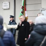 Kielce. 13.12.2019. Złożenie kwiatów pod tablicą poświęconą pamięci w czasie stanu wojennego przy Areszcie Śledczym na kieleckich Piaskach. Przemawia Zbigniew Koniusz - wojewoda świętokrzyski / Wiktor Taszłow / Radio Kielce