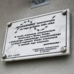 Kielce. 13.12.2019. Złożenie kwiatów pod tablicą poświęconą pamięci w czasie stanu wojennego przy Areszcie Śledczym na kieleckich Piaskach / Wiktor Taszłow / Radio Kielce