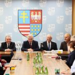 Kielce. 16.12.2019. Podpisanie umów w urzędzie marszałkowskim. Na zdjęciu (od lewej): Marek Bogusławski - członek Zarządu Województwa Świętokrzyskiego, Andrzej Bętkowski - marszałek województwa świętokrzyskiego, Marek Jońca - członek zarządu województwa świętokrzyskiego, Grzegorz Banaś / Wiktor Taszłow / Radio Kielce