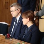 Kielce. 16.12.2019. Podpisanie umów w urzędzie marszałkowskim. Na zdjęciu (od lewej): Bogdan Wenta – prezydent miasta Kielce, Beata Pawłowska - skarbnik Kielc / Wiktor Taszłow / Radio Kielce