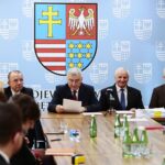 Kielce. 16.12.2019. Podpisanie umów w urzędzie marszałkowskim. Na zdjęciu (od lewej): Marek Bogusławski - członek Zarządu Województwa Świętokrzyskiego, Andrzej Bętkowski - marszałek województwa świętokrzyskiego, Marek Jońca - członek zarządu województwa świętokrzyskiego, Grzegorz Banaś / Wiktor Taszłow / Radio Kielce