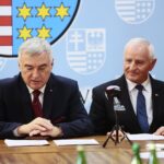 Kielce. 16.12.2019. Podpisanie umów w urzędzie marszałkowskim. Na zdjęciu (od lewej): Andrzej Bętkowski - marszałek województwa świętokrzyskiego, Marek Jońca - członek zarządu województwa świętokrzyskiego / Wiktor Taszłow / Radio Kielce